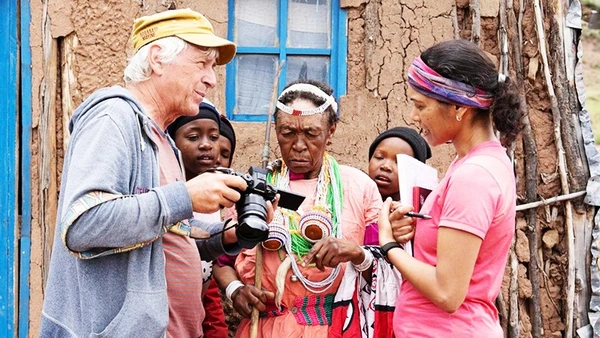 Các nhà ngôn ngữ học thảo luận về việc thu âm tiếng siPhuthi làm tư liệu. Ảnh: THE GUARDIAN