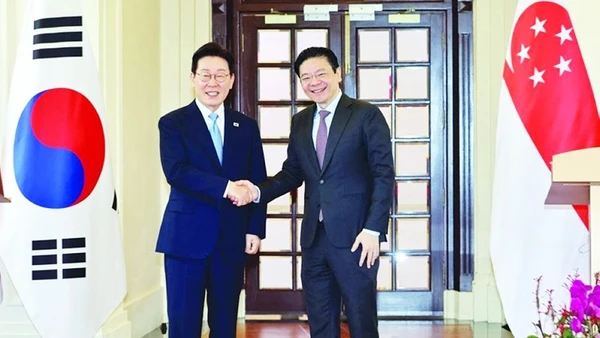 Tổng thống Hàn Quốc Lee Jae Myung (bên trái) gặp gỡ Thủ tướng Singapore Lawrence Wong. Ảnh: REUTERS