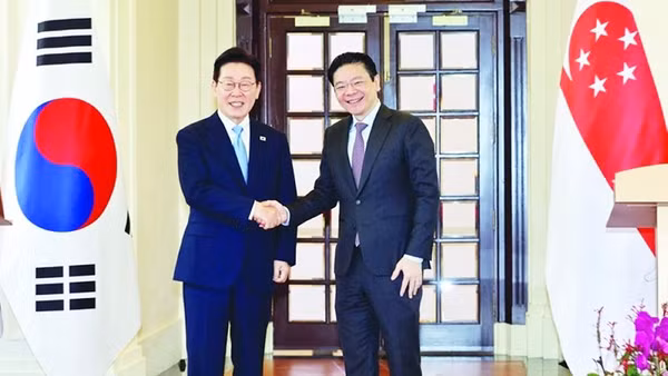 Tổng thống Hàn Quốc Lee Jae Myung (bên trái) gặp gỡ Thủ tướng Singapore Lawrence Wong. Ảnh: REUTERS