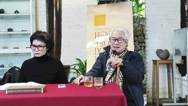 Dịch giả Bùi Văn Nam Sơn tại sự kiện với chủ đề "Hiện sinh trong đời sống hiện đại".