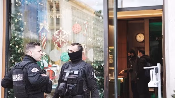 Cảnh sát Hy Lạp tại hiện trường vụ án. Ảnh: AP