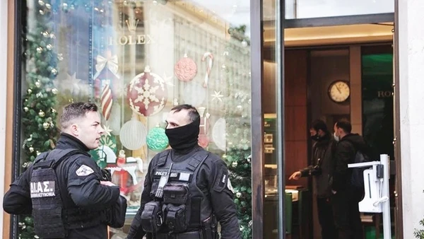 Cảnh sát Hy Lạp tại hiện trường vụ án. Ảnh: AP