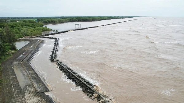 Công trình kè chắn sóng chống sạt lở ở Hòn Đá Bạc (Cà Mau).