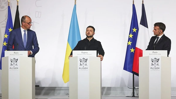 Tổng thống Ukraine Zelensky (giữa) họp báo cùng các nhà lãnh đạo EU sau Hội nghị. Ảnh: REUTERS