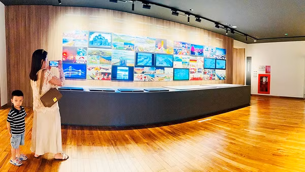 Du khách trải nghiệm không gian trưng bày tại Bảo tàng Đà Nẵng.