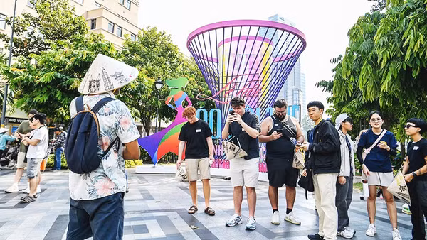 Du khách quốc tế tham dự một lễ hội văn hóa tại Thành phố Hồ Chí Minh. Ảnh: THÀNH ĐẠT