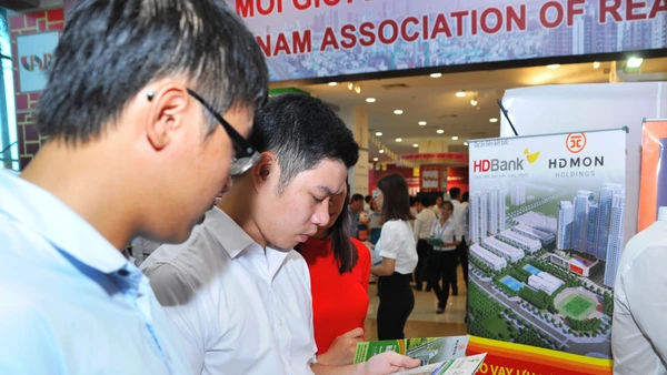 Nhiều ngân hàng tạm dừng các gói vay mua nhà đối với các bạn trẻ. Ảnh: NAM ANH