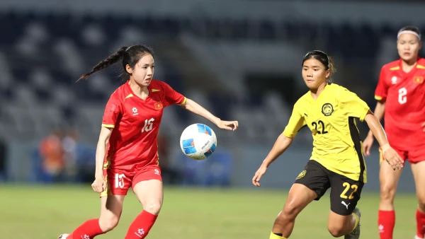 Pha bóng trong trận nữ Việt Nam thắng nữ Malaysia. Ảnh: ĐỨC ĐỒNG