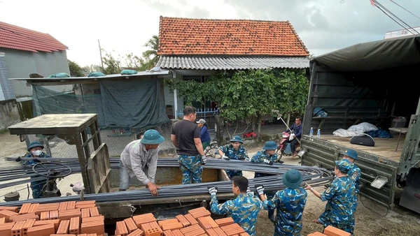 Sư đoàn 372 xây nhà cho nhân dân vùng lũ tỉnh Đắk Lắk