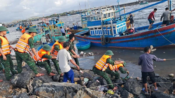 Lực lượng chức năng trục vớt các tàu cá tại cảng Liên Hương (xã Liên Hương, Lâm Đồng).