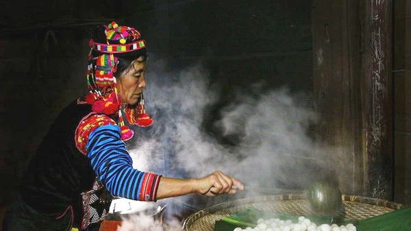 Làm bánh trôi cúng Tết. Ảnh: VĂN THÀNH CHƯƠNG 