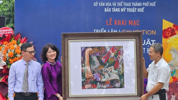 Nhà sưu tập Nguyễn Hữu Hoàng (bên phải), trao tặng tác phẩm “Không tên” của họa sĩ Phạm Lực cho Bảo tàng Mỹ thuật Huế.