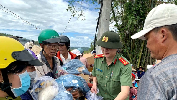 Các đơn vị tặng đồ ấm cho bà con bị thiệt hại sau lũ. 