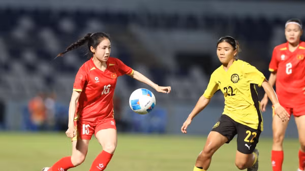 Pha bóng trong trận nữ Việt Nam thắng nữ Malaysia. Ảnh: ĐỨC ĐỒNG
