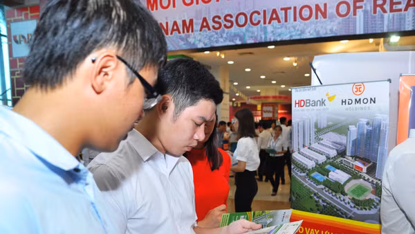 Nhiều ngân hàng tạm dừng các gói vay mua nhà đối với các bạn trẻ. Ảnh: NAM ANH