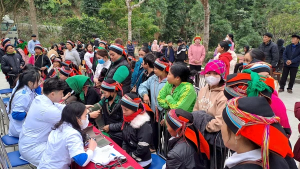 Khám, chữa bệnh cho đồng bào dân tộc thiểu số tại tỉnh Tuyên Quang.