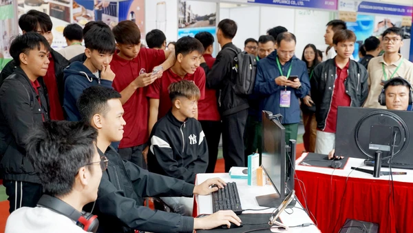 Mạng xã hội mở rộng không gian kết nối cộng đồng nhưng cũng kéo theo nhiều hệ lụy đáng lo ngại. Ảnh: NGUYỆT ANH