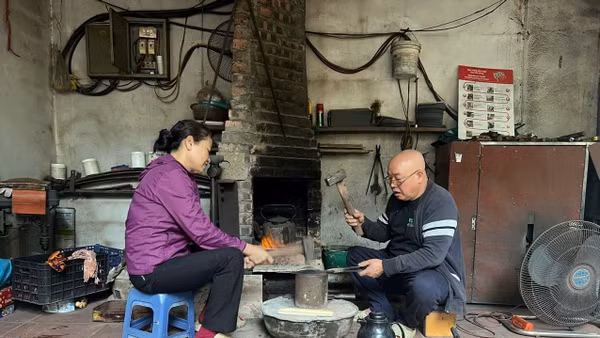 Vợ chồng ông Tùng ở xưởng rèn dao kéo.