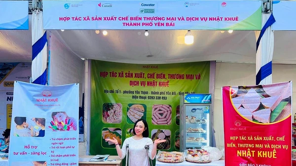 Chị Mai Anh bên gian hàng của Hợp tác xã Nhật Khuê tại một hội chợ triển lãm. Ảnh: NVCC