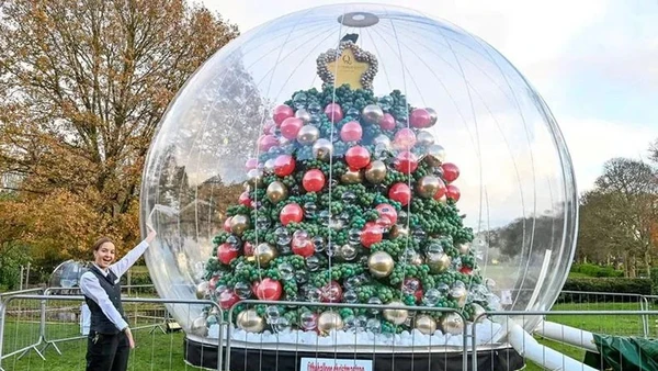 Cây thông Noel làm từ 100.000 quả bóng bay