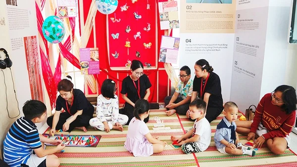 Trẻ tham gia trò chơi tại chương trình “Sắc hội trăng thu”. Ảnh: TẠ NHUNG 