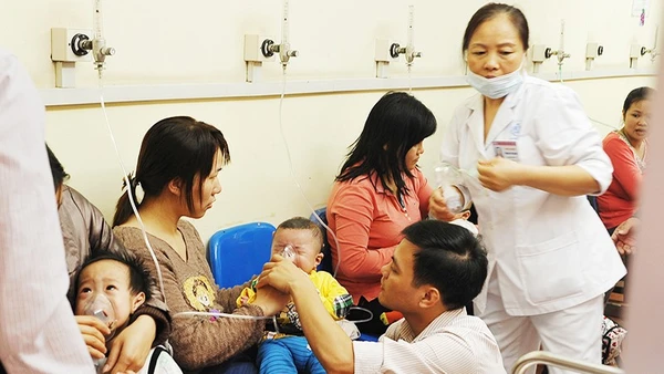 Điều trị bệnh về hô hấp tại Bệnh viện Nhi Trung ương. Ảnh: NGUYỆT ANH
