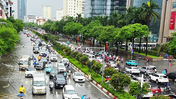 Nhiều tuyến đường trong đô thị trở thành “điểm nghẽn” tiêu thoát nước, dẫn tới ngập lụt nặng nề mỗi khi mưa lớn. Ảnh: BẮC SƠN 