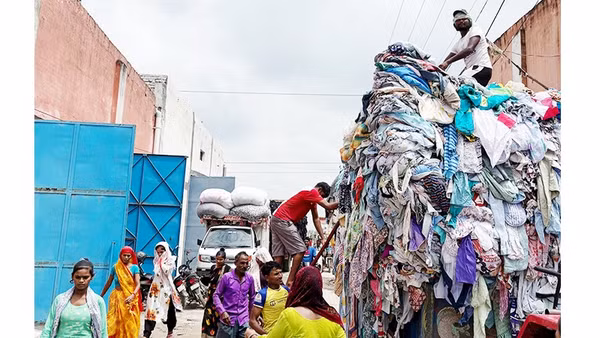 Những núi quần áo cũ được đưa đến Panipat mỗi ngày. Ảnh: THE GUARDIAN
