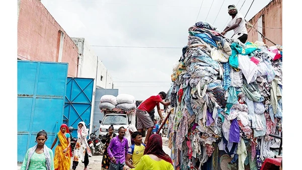 Những núi quần áo cũ được đưa đến Panipat mỗi ngày. Ảnh: THE GUARDIAN