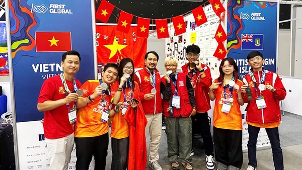 Đội tuyển Robotics Việt Nam giành Huy chương bạc cuộc thi FIRST Global Challenge 2025 