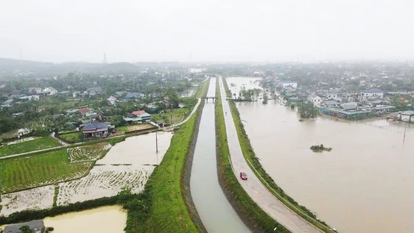 Mức nước lũ chênh lệch từ 0,8-1 m giữa hai bên kênh chính Kẻ Gỗ (Hà Tĩnh).