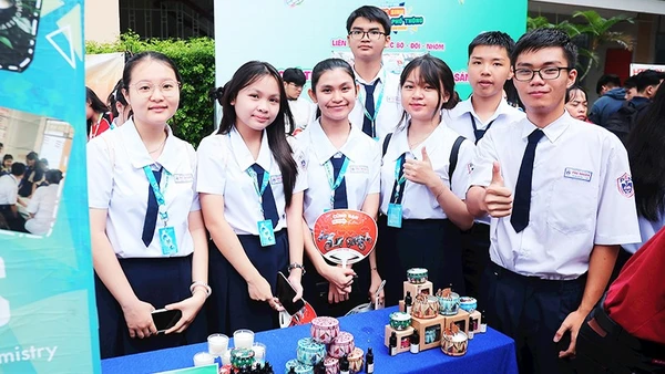 Học sinh tham gia ngày hội.