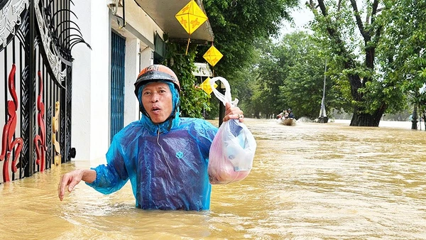 Trận mưa lụt tháng 10 vừa qua đã gây thiệt hại nặng nề cho người dân TP Huế.