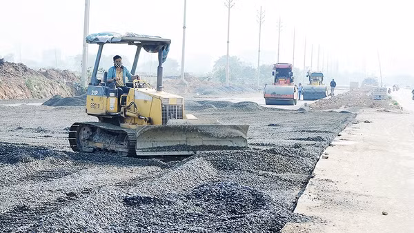 Hạ tầng giao thông phát triển sẽ giúp kết nối vùng được cải thiện và môi trường đầu tư trở nên thuận lợi hơn. Ảnh: NGUYỆT ANH