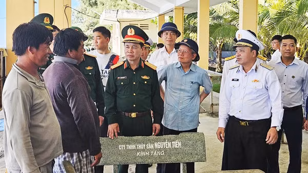 Đoàn công tác của Bộ Quốc phòng thăm khu hậu cần nghề cá trên đảo Đá Tây A.