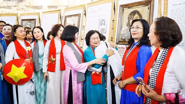 Những đóa sen bất khuất 