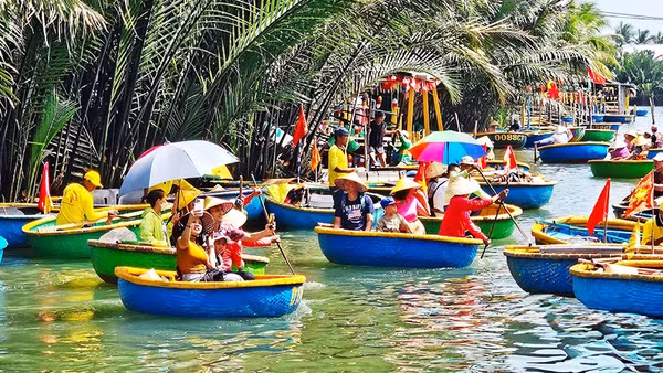 Du khách tham quan rừng dừa Cẩm Thanh bằng thuyền thúng (thuyền chai).