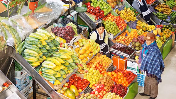 Một khu chợ bán nông sản tại Ecuador.