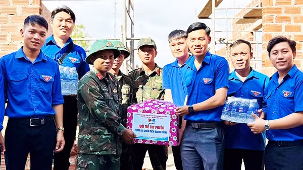 Tuổi trẻ Gia Lai cùng các lực lượng chung tay dựng xây lại những căn nhà bị sập, đổ do bão lũ.