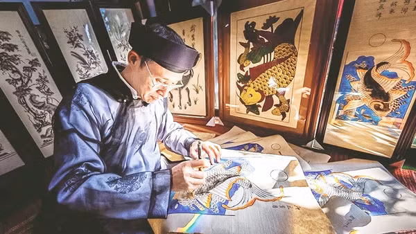 Gia đình Nghệ nhân Ưu tú Nguyễn Hữu Quả là một trong ba gia đình còn duy trì làm tranh dân gian Đông Hồ.