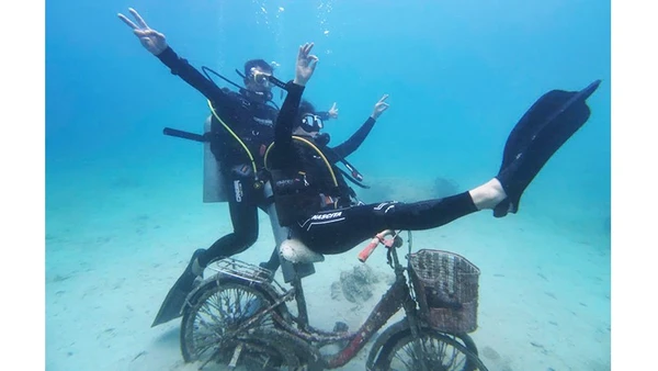 Du khách vui vẻ tạo dáng dưới đáy biển Nha Trang.