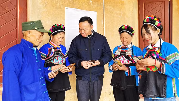 Cán bộ cơ sở làm cầu nối chuyển đổi số.