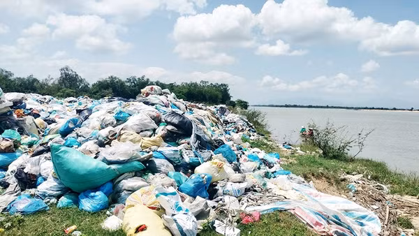 Rác thải hiện đang chất thành đống với khối lượng gần 2.200 tấn trên địa bàn các xã Duy Xuyên, Nam Phước, Duy Nghĩa và Thu Bồn.