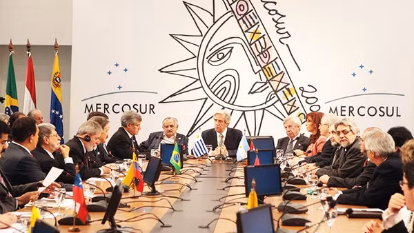 Một cuộc họp của các nhà lãnh đạo Mercosur và đối tác. Ảnh: AP