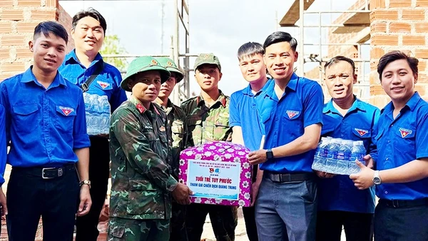 Tuổi trẻ Gia Lai cùng các lực lượng chung tay dựng xây lại những căn nhà bị sập, đổ do bão lũ.