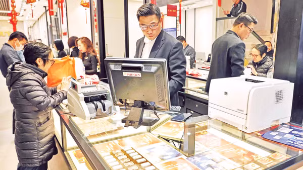 Giao dịch vàng tại doanh nghiệp Phú Quý. Ảnh: TRẦN VIỆT