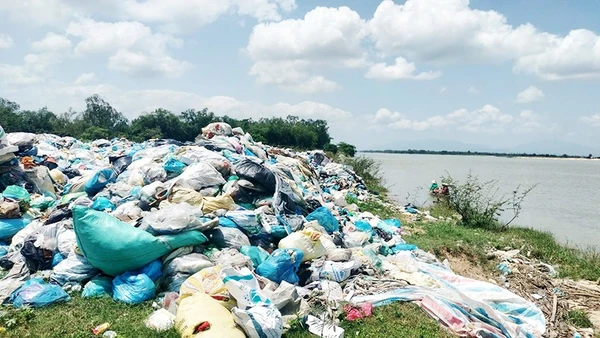 Rác thải hiện đang chất thành đống với khối lượng gần 2.200 tấn trên địa bàn các xã Duy Xuyên, Nam Phước, Duy Nghĩa và Thu Bồn.