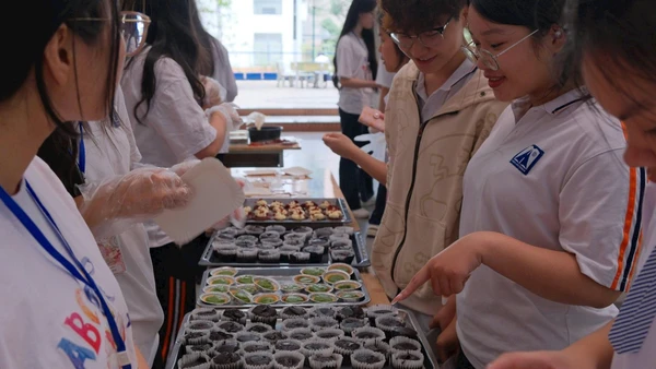 Lan tỏa yêu thương từ những chiếc bánh