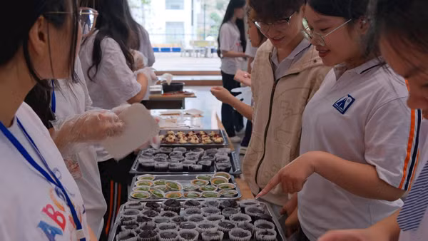 Lan tỏa yêu thương từ những chiếc bánh