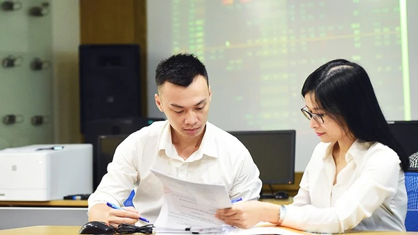 Khách hàng giao dịch tại Công ty CP Chứng khoán Sài Gòn - Hà Nội (SHS). Ảnh: ĐĂNG ANH